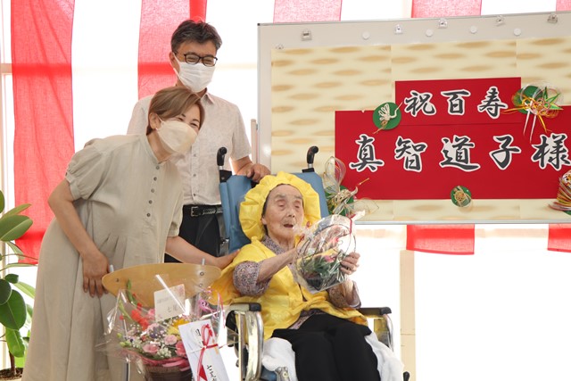 100歳を祝う道子さんとご家族