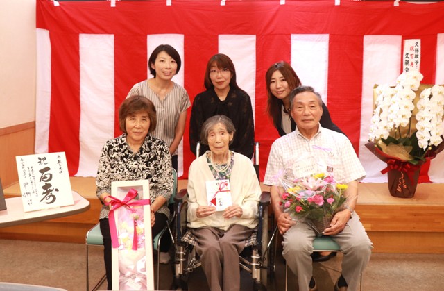 家族に囲まれて微笑む敏子さん