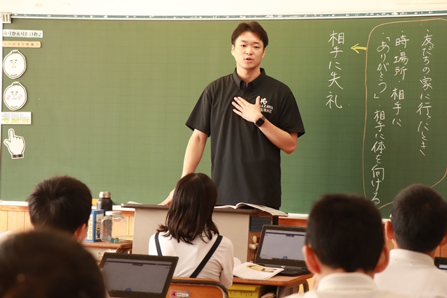 児童に語り掛ける久保選手