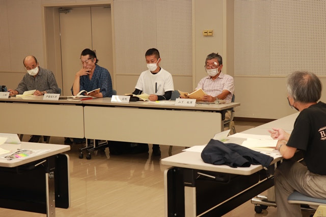 岡本さんの指導に聞き入る市民キャスト
