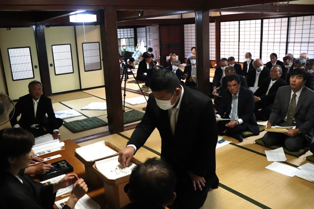 1番くじをひく田岸壮年団の間堂団長