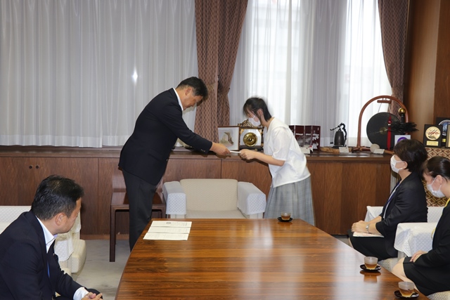 市長から激励される生徒