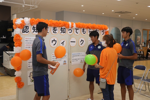ブースに訪れる高校生