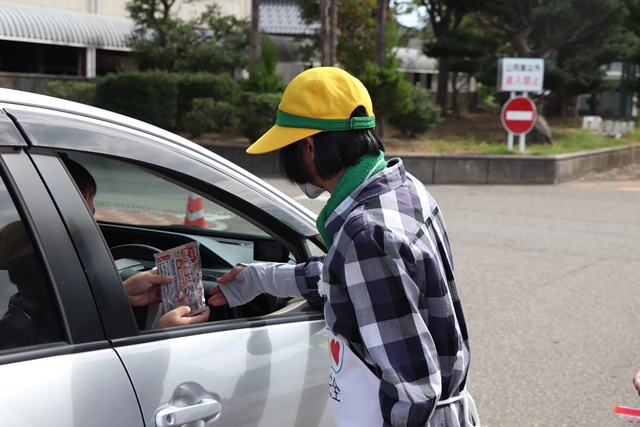 ドライバーに声をかける参加者