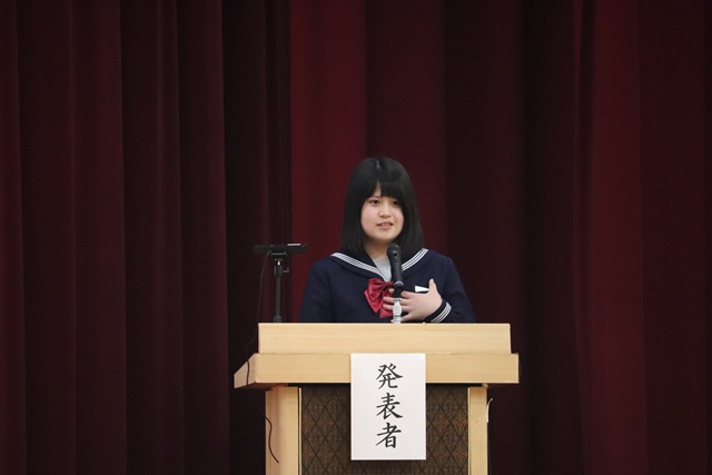 身ぶりを交える発表者