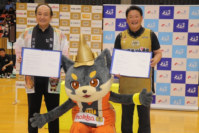 協定書を手に記念撮影