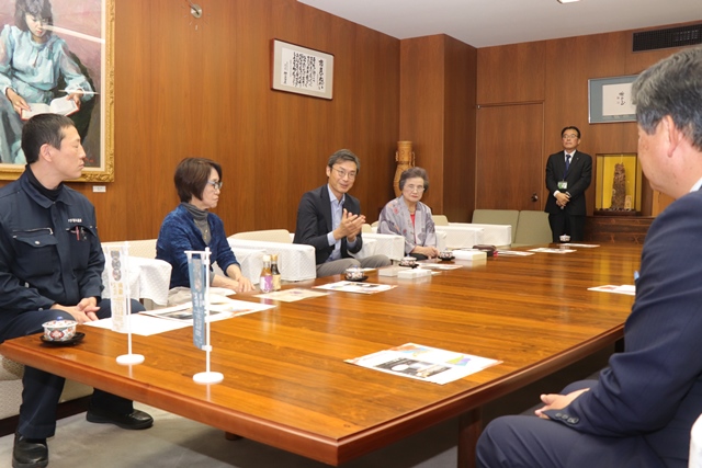 茶谷市長に商品を説明する事業者の皆さん