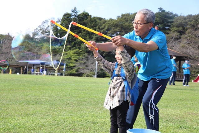 ジャンボシャボン玉で遊ぶこども