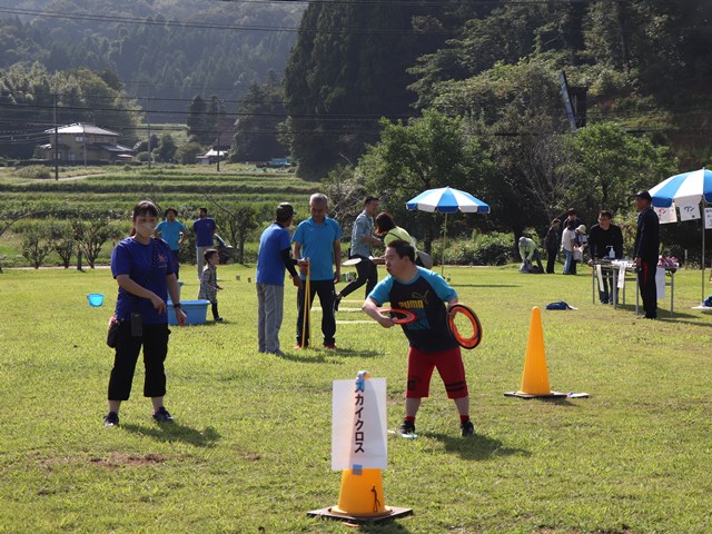 ニュースポーツを楽しむ参加者たち