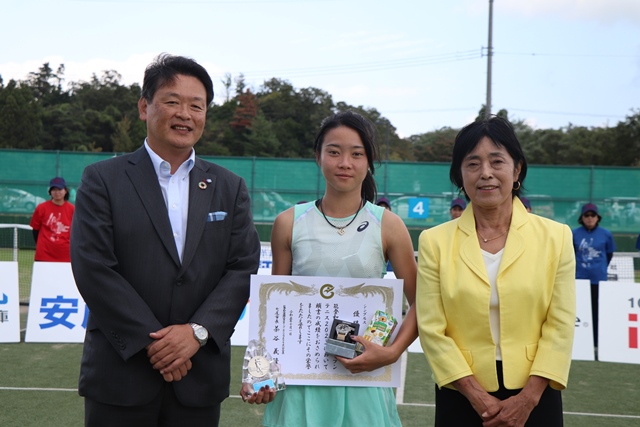 優勝したマー・イェジン選手と茶谷市長と佐藤さん