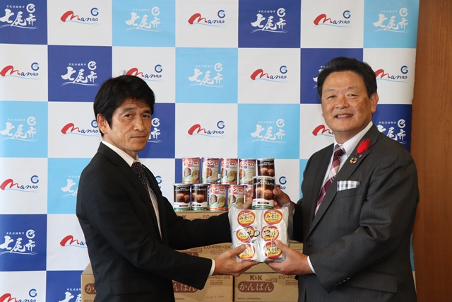 寄贈品を手渡す北陸電力七尾支店の斉藤支店長と茶谷市長