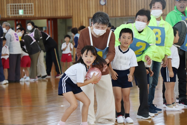 ボールを手に走ろうとする子ども