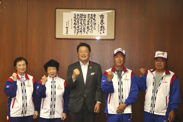 茶谷市長と選手たち