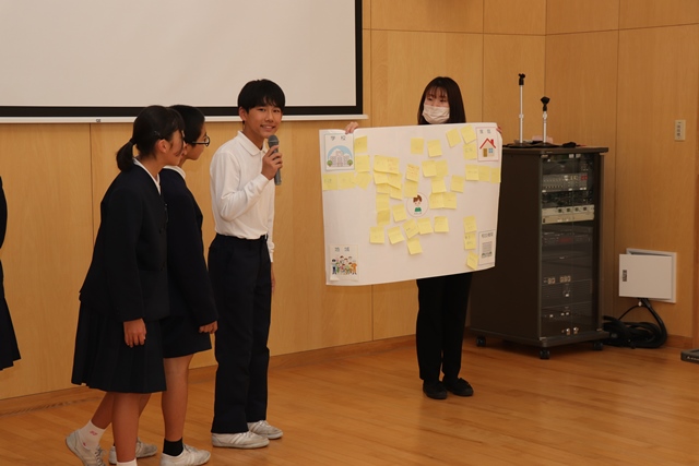 意見を発表する児童
