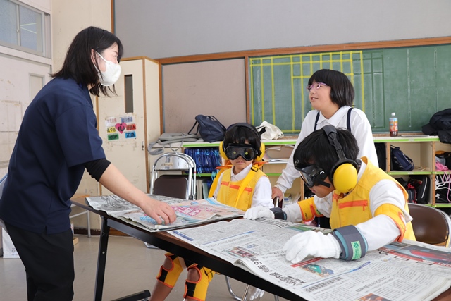 高齢者の視界を疑似体験する児童