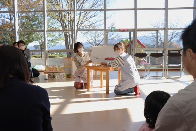 絵本の読み聞かせをする親子ふれあいランドの職員
