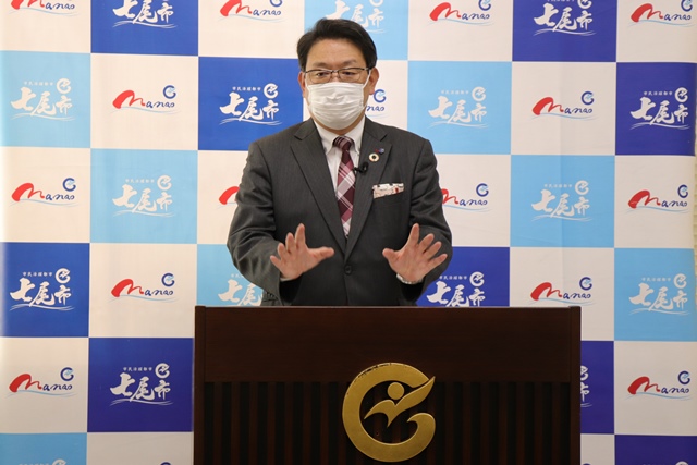 記者会見を行う茶谷市長
