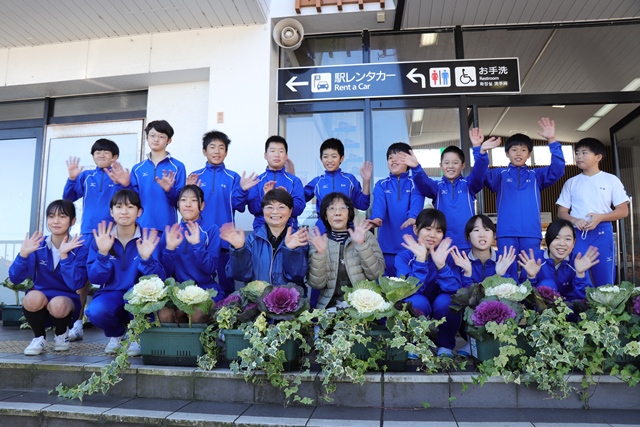 和倉温泉観光協会女性部会と和倉小学校の児童たち