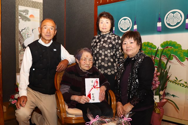 100歳のお誕生日を迎えた石本由江さん