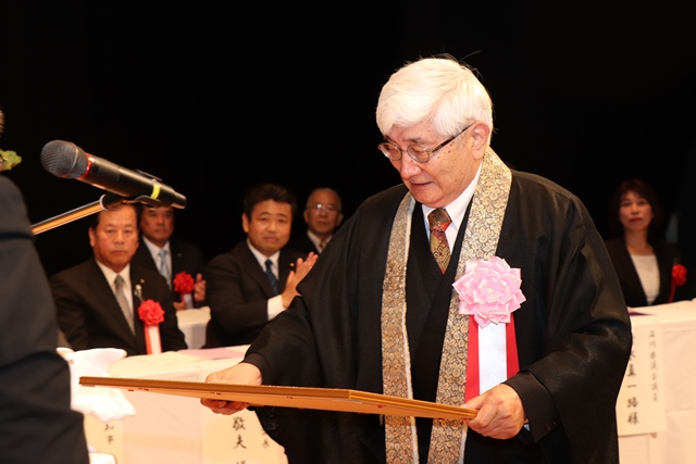 賞状を受け取る三藤さん
