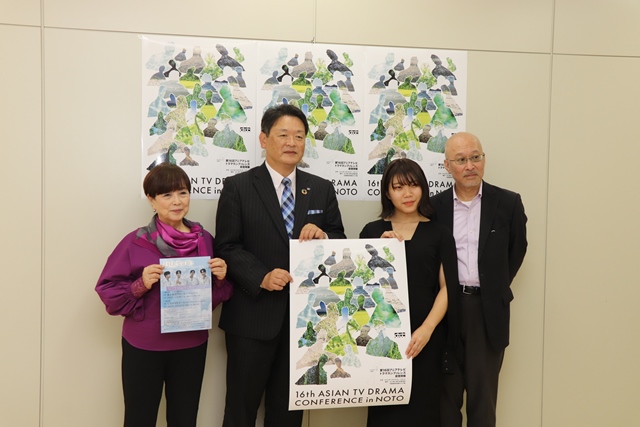ポスターを手にする茶谷市長と関係者