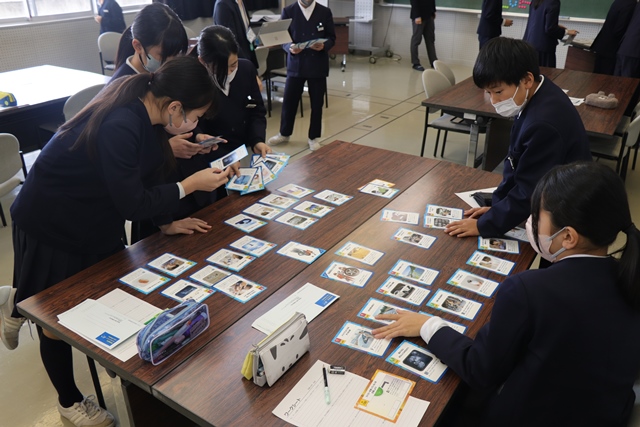 話し合いをする児童たち