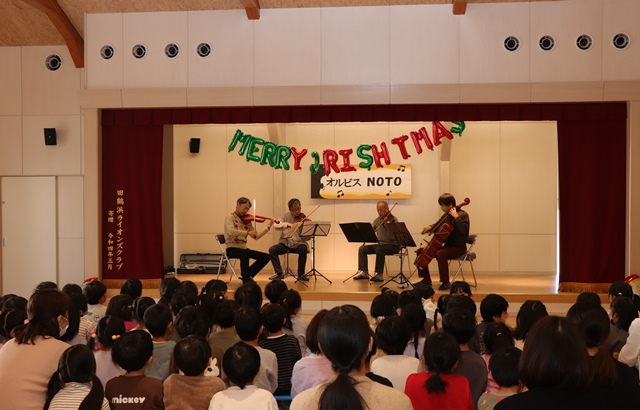 演奏を披露するオルビスNOTO