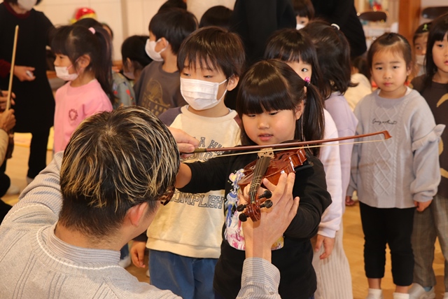 ヴァイオリンを演奏体験する幼児