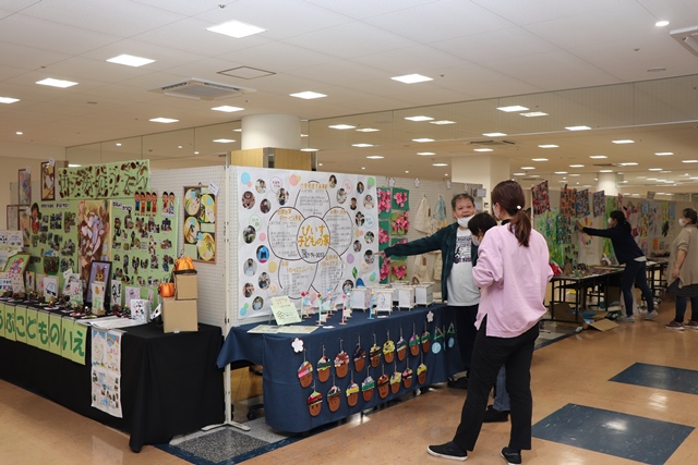 作品の展示作業をしている様子