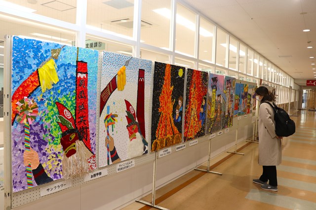 展示された作品を見ている様子