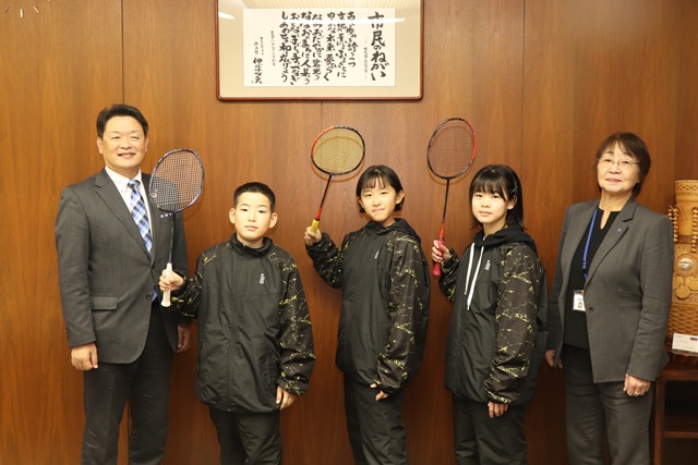 3選手と茶谷市長と八崎教育長