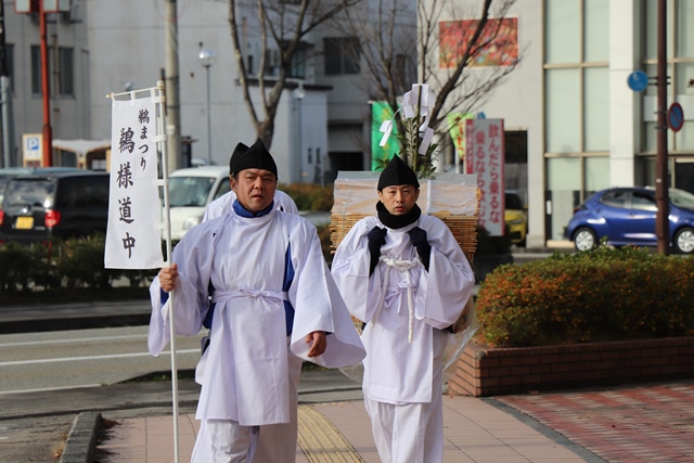 市役所に訪れる鵜様道中一行