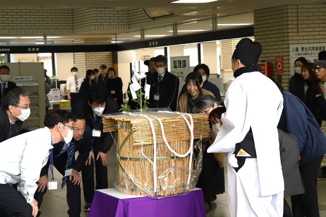 鵜様の周りに集まる職員