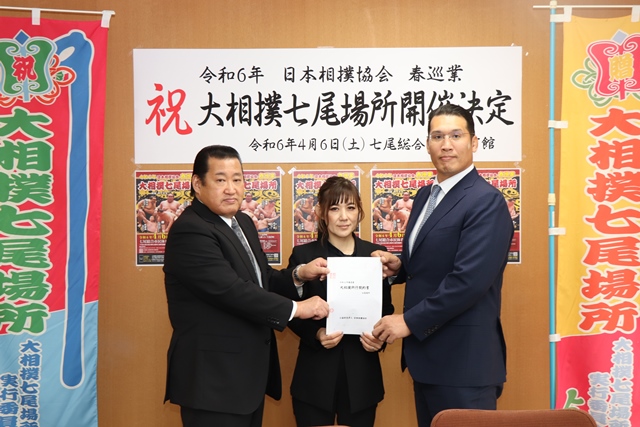 大相撲七尾場所開催の契約調印式の様子