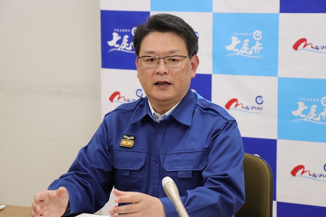 会見を行う茶谷市長