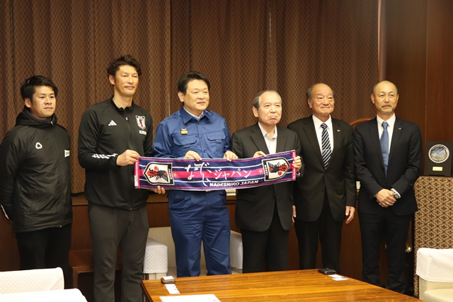 日本サッカー協会（JFA）と県サッカー協会の関係者と茶谷市長