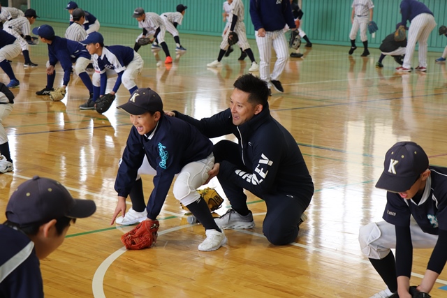 児童に指導する杉谷さん