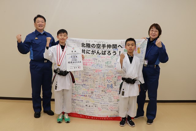 準優勝を報告した大橋輝君と翼君