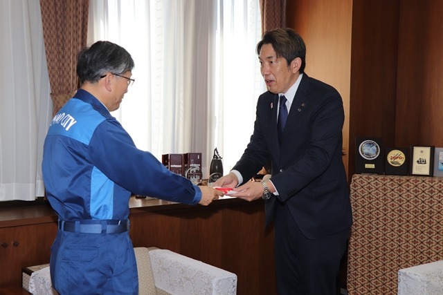 目録を手渡す松原市の澤井宏文市長