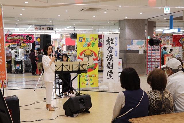 歌声を披露する由水さん