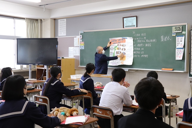ポスター作成のアドバイスを受ける生徒たち