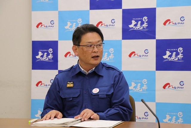 会見を行う茶谷市長
