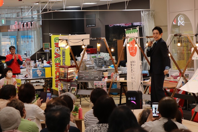 歌唱を披露する翼さん