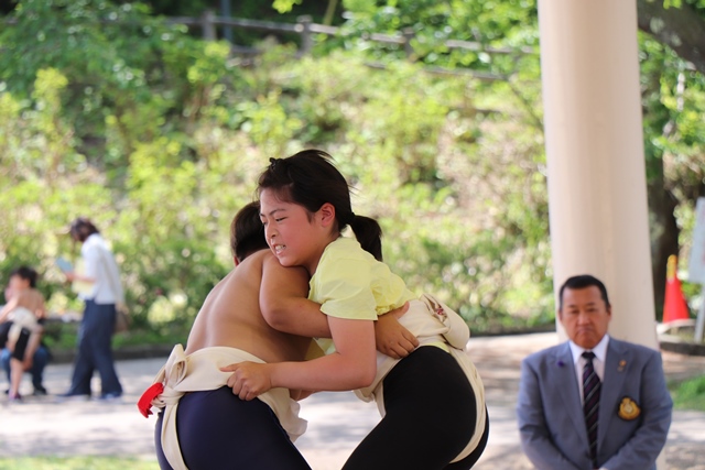 熱い取り組みを行う小学生力士