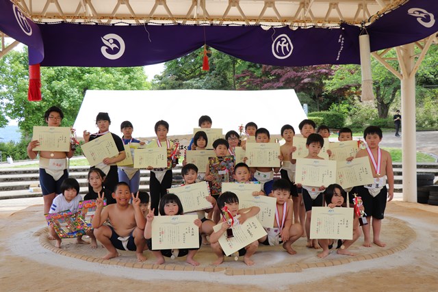大会に出場した小学生力士たちの集合写真
