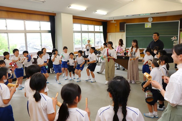 学生と演奏を楽しむ児童