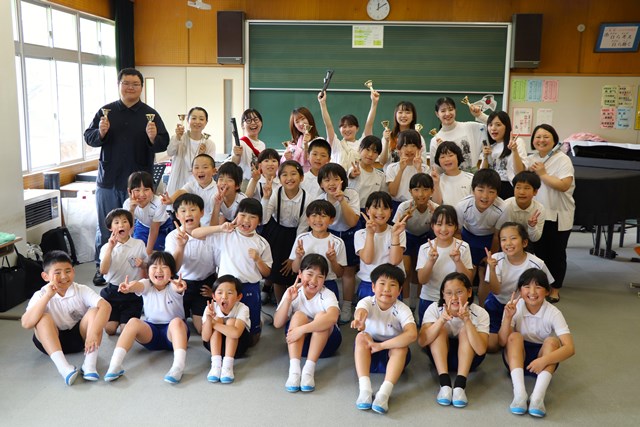 学生たちと児童たちの集合写真