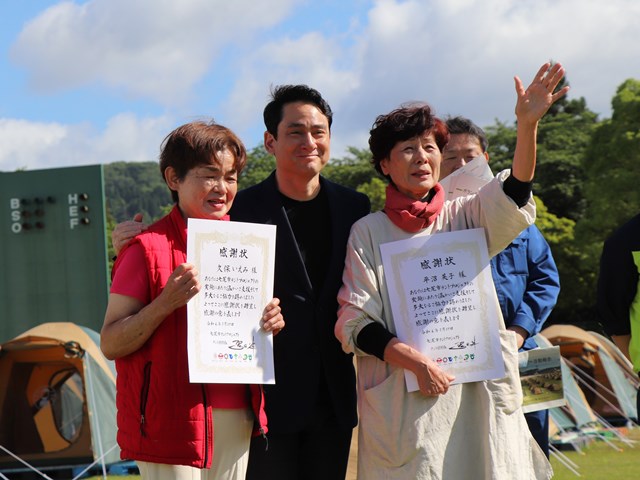 地域の協力者に感謝状を手渡した野口さん