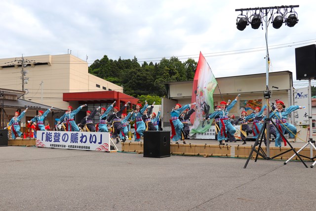 演舞を披露する七尾市のチーム