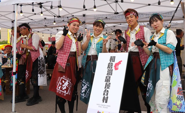 屋台村を楽しむ県外チームの出演者たち